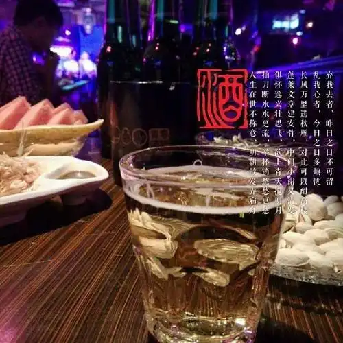 夜里一个人喝酒的图片