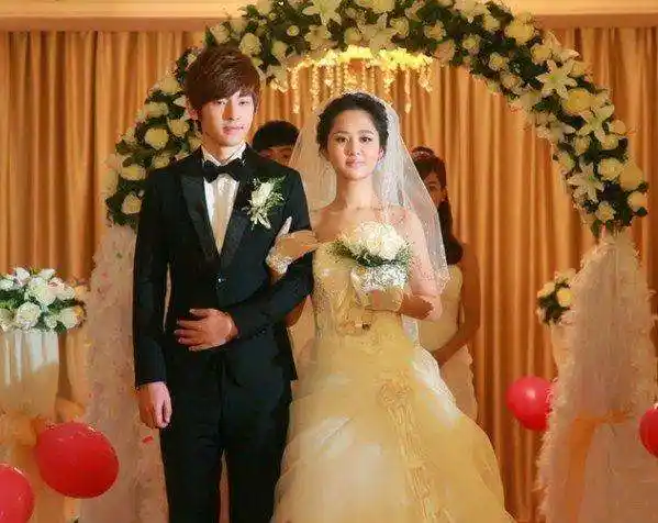 邓伦的个人资料出道经历初恋是谁 邓伦现任女朋友是谁结婚照曝光