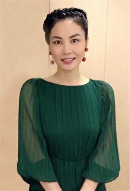 原创51岁窦唯现身街头小店打扮怪异像大侠偷刷王菲讯息疑念念不忘