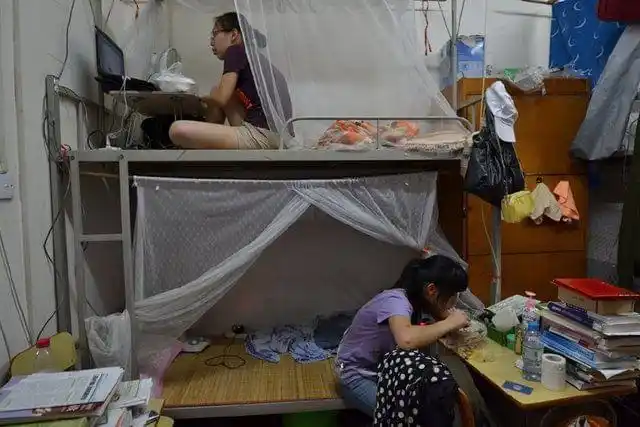 女研究生实拍舍友私密生活