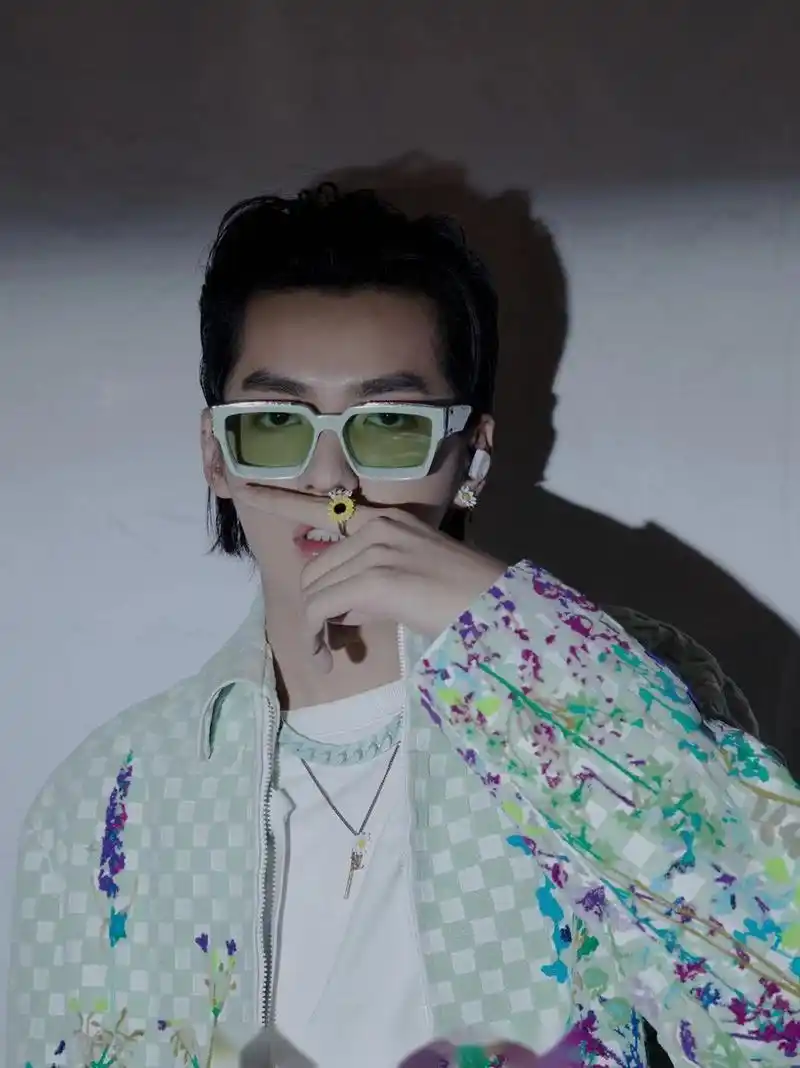 今日份吴亦凡lv代言人活动图来了,大背头 薄荷绿墨镜 花卉刺绣夹克