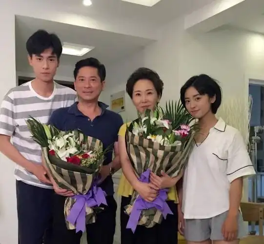 沈月剧中爸爸发博露脚踝的各位注意保暖胡一天第一个被点名