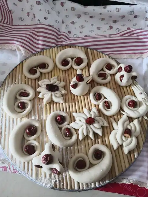 看,姥姥教我捏的花馍馍.