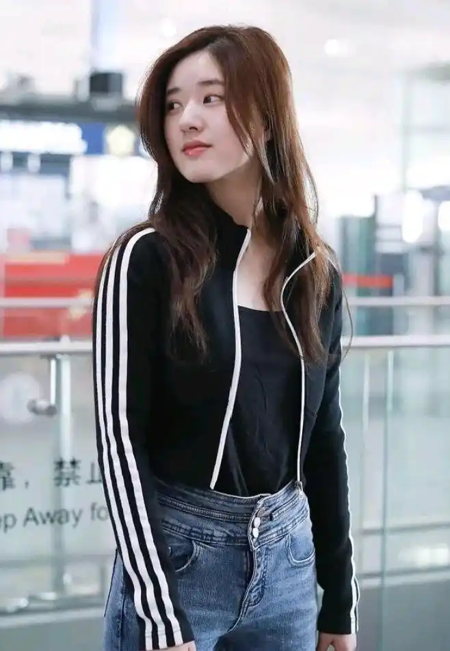 赵露思牛仔裤 明星图片