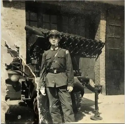 那时候,军人最受人欢迎,所以,很多男孩子都选择去当兵.他们以穿上军装