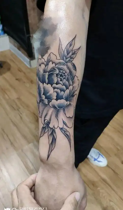 黑灰牡丹花纹身图片_手臂老传统纹身图案