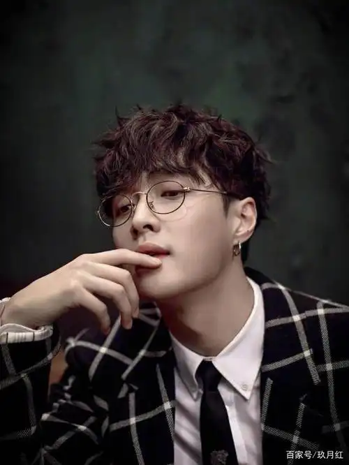 张艺兴戴眼镜好看还是不戴眼镜好看 对比一下就知道了