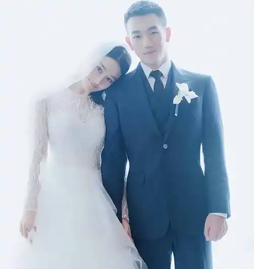 张馨予何捷婚纱照成影楼模板!