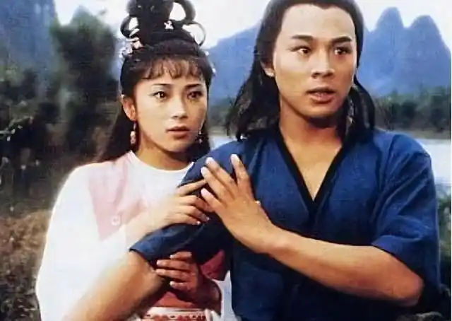 黄秋燕和李连杰离婚31年了,他们的生活相差太大