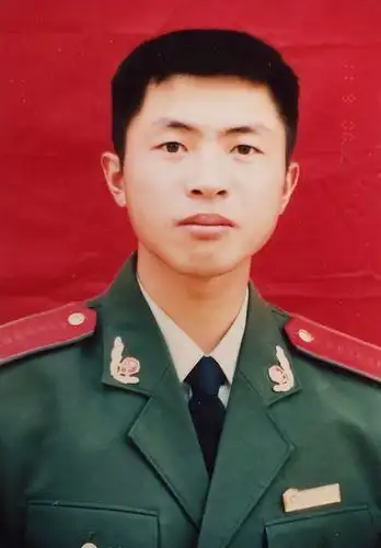 老白杨,本名李小江,1977年生于四川大竹,1995年服役于西北武警某部