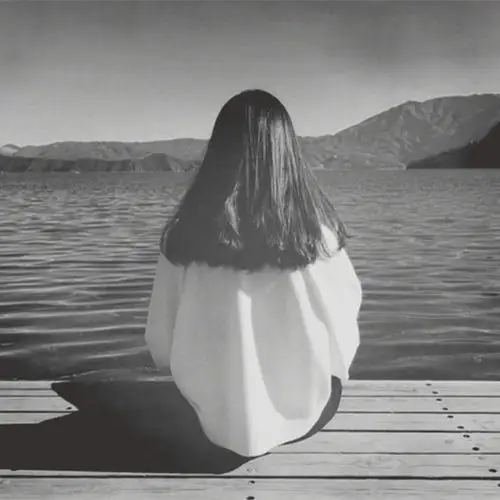 爱尘心底的伤感女生黑白色微信头像