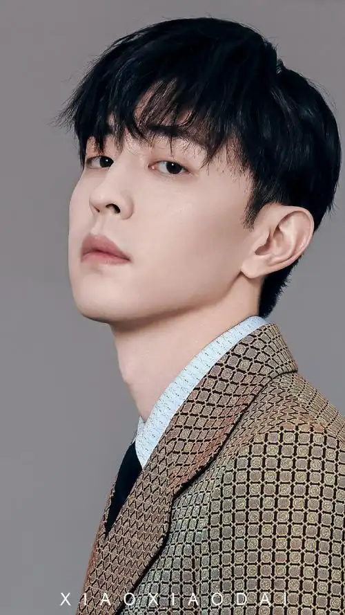 邓伦[超话]#dl#邓伦简陋走廊10分钟抓拍大片#邓伦|gucci调修几张壁纸