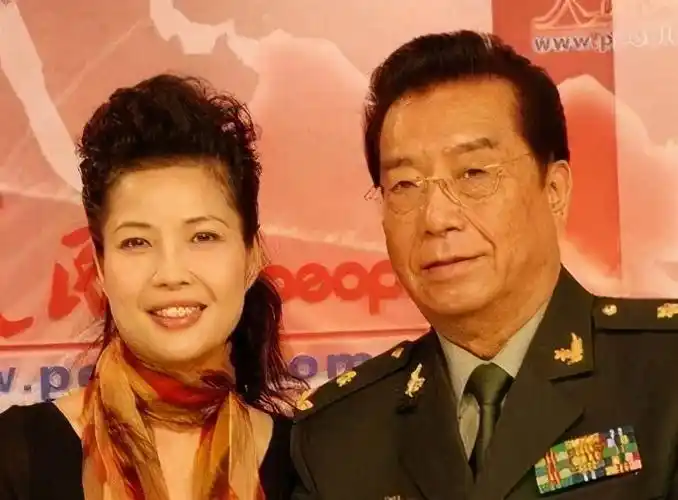 李双江原配老婆丁英为人低调离婚后与大儿子相依为命