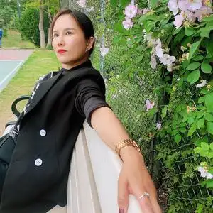 江南~~50岁的小姐姐头像