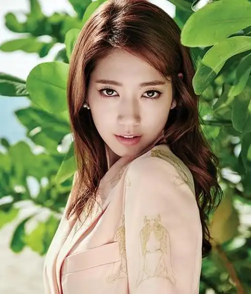 亚洲人种皮肤普遍偏黄,但韩国人绝对是亚洲人白皮肤的翘楚,甚至有得