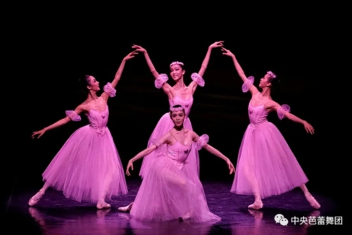 表演者:宁珑 赵欣悦 王雨菲 吴子禄《古典女子四人舞》选段演出中