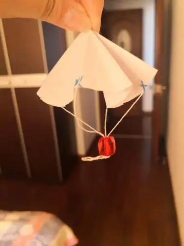 用纸制作降落伞很容易; 纸制作降落伞缓降不易.