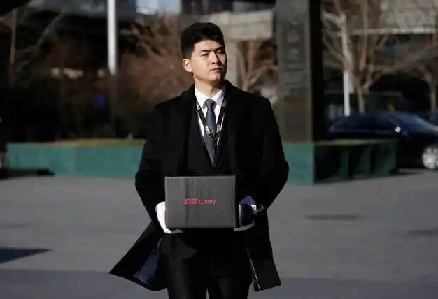 身着西装,戴白手套捧盒子送货,京东京尊达遭调侃