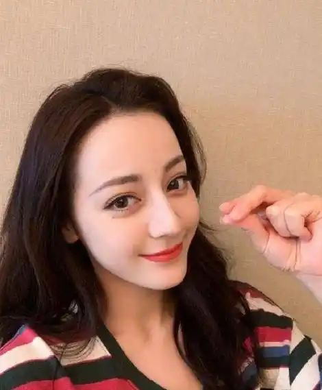 原创颜值很高的迪丽热巴素颜照却反差很大难道被人恶作剧