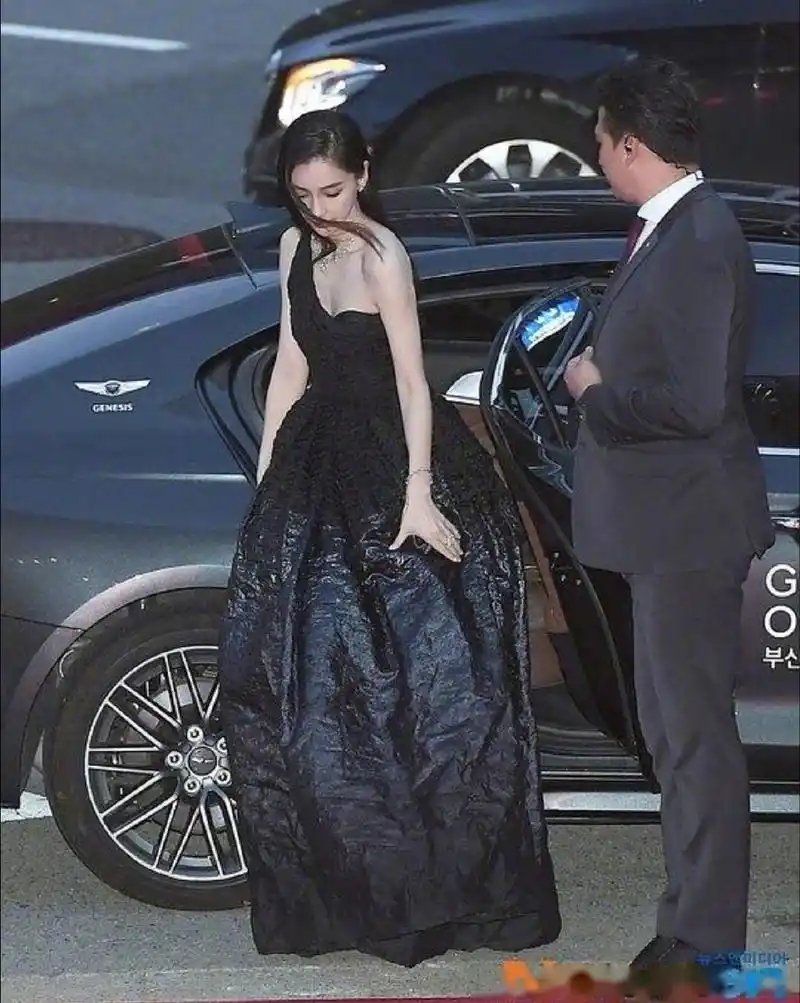 釜山电影节angelababy红毯造型出炉,秋冬迪奥高定礼服,很好看呀,baby