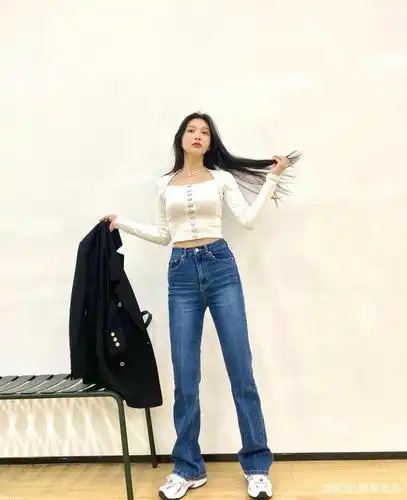朴秀荣joy选择的短款上衣搭配牛仔裤的穿搭是非常显身材的.