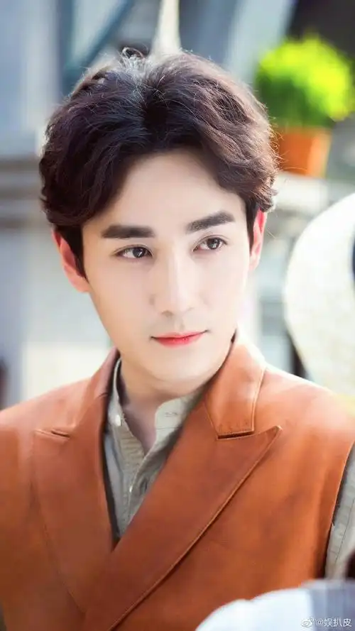 朱一龙黑白怼脸照#黑白滤镜下的朱一龙精致五官更加深邃,显得又帅