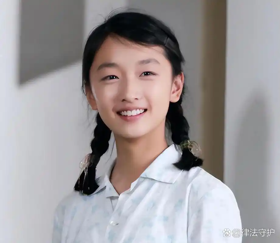 周冬雨:娱乐圈中的顶流小花 周冬雨自出道以来备受争议,但她的演技却