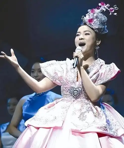 民歌天后陈思思嫁给青歌赛冠军师鹏生一女今46岁气质依旧动人