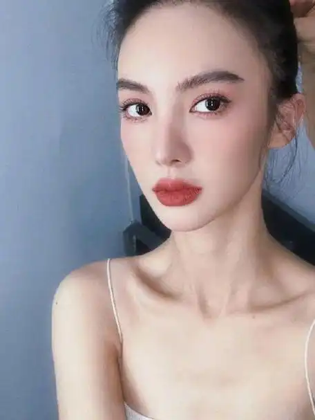 金晨分享化妆自拍这锁骨这身材也太绝了吧金晨氛围感大美女