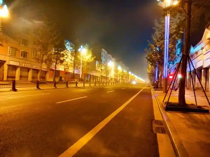 凌晨的大街,空旷的街道,只有一人在孤独的前行,大概生活也是如此吧