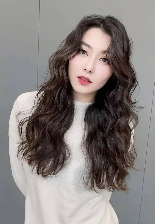 3,大卷发全头烫发大卷全头烫是一种比较大气的发型,卷发比较大,给人一