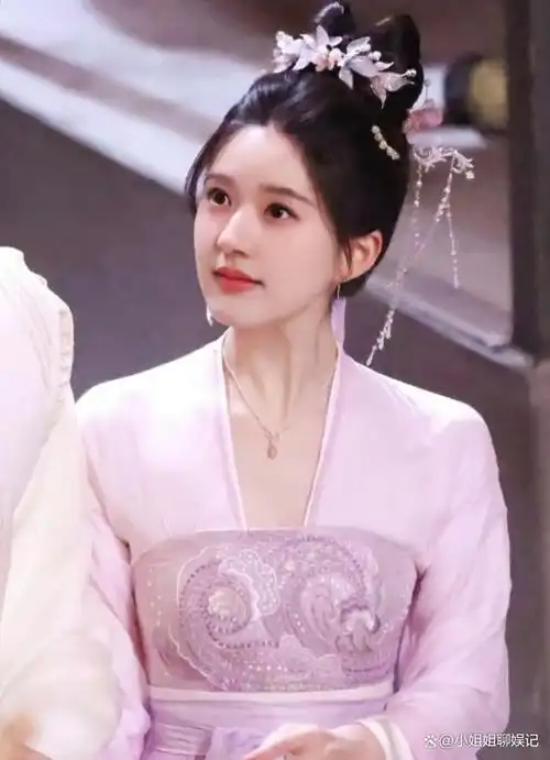 赵露思自出道以来,出演的电视剧口碑都还不错,可以说在流量小花中站稳