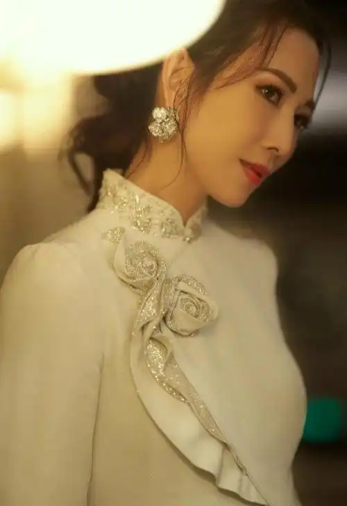 49岁蔡少芬震撼到了!穿旗袍裙体态优美,无愧于"港姐"出身