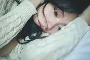 离别后的伤感女生流泪图片:我宁愿没有心脏,那样至少不会痛