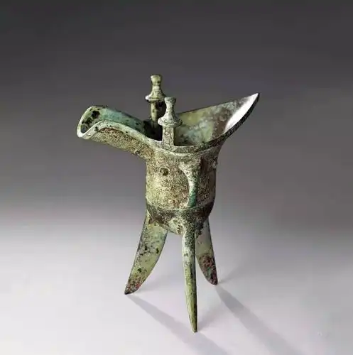 这种观念上的转变,还体现在人们喝酒器具的转变上.