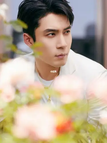 韩东君翩翩白衣清新自然