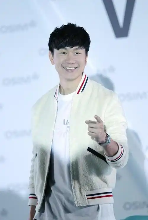 40林俊杰娃娃脸还是没变化运动风太有范简单却有质感