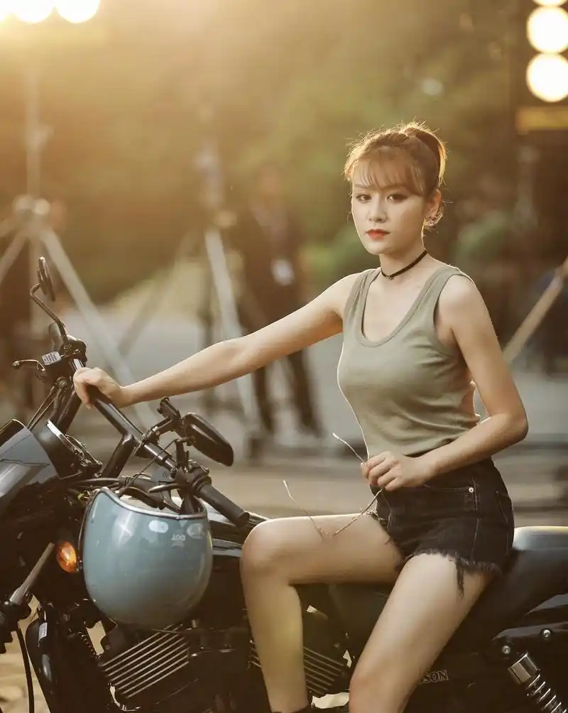 原创叶一茜很有"贵妇"气质,穿无袖连衣裙出席活动,穿出了高级感