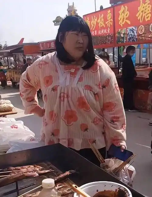 大衣哥女儿又胖了,穿睡衣被偶遇,头发油腻没有洗!_小梅_姑娘_显得