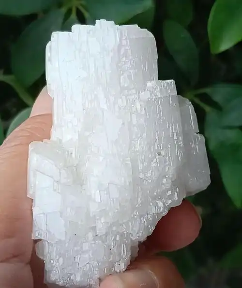 柱状白色长石标本,晶体表面光泽好,半透明状.尺寸7.5ⅹ5x4cm.