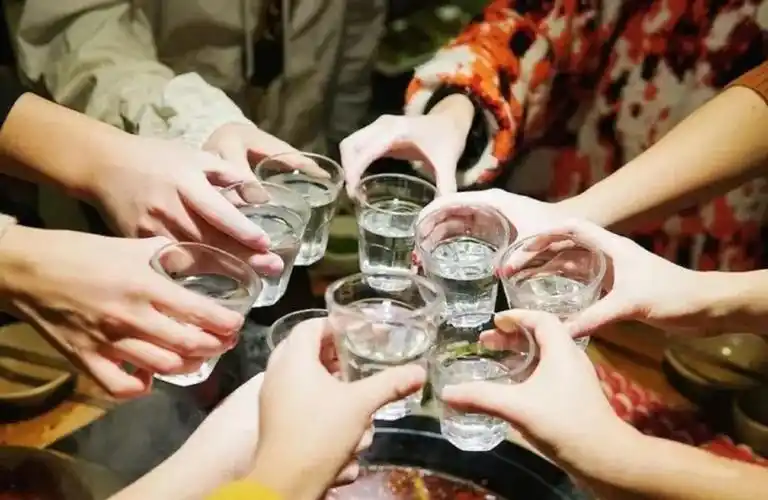和人喝酒,"碰杯"和"不碰杯"有啥区别?行家:差别很大别乱来_腾讯新闻