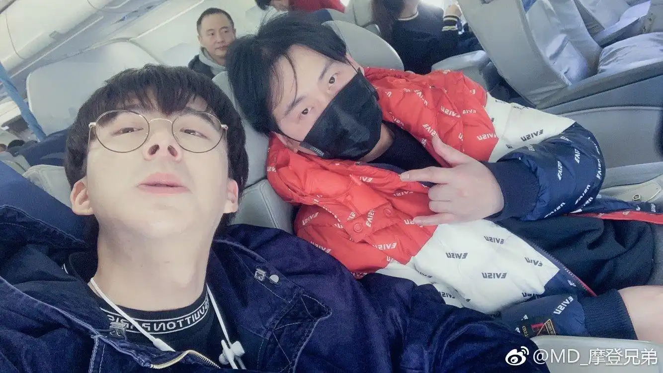 摩登兄弟更博预告澳门行 细框眼镜斯文儒雅