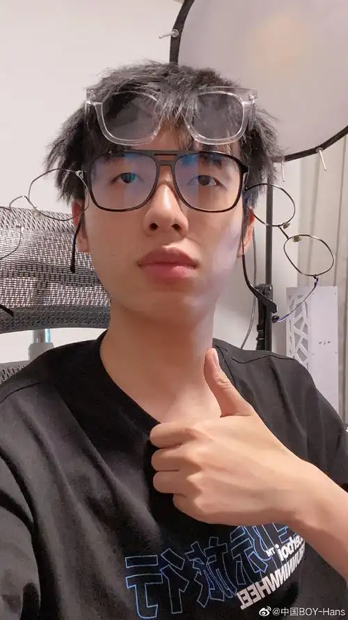 b站的up主中国boy是不是越来越帅了?