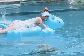 陈小春娇妻闺蜜会 应采儿与仨辣妈穿比基尼度假_百度视频搜索