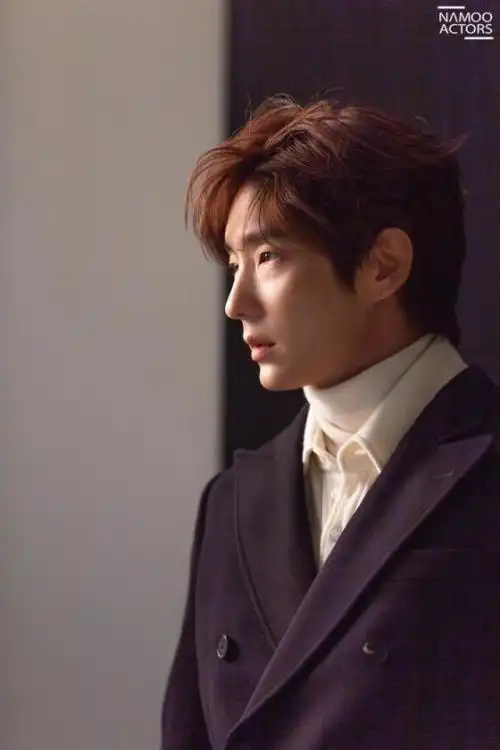 韩国艺人李准基未公开杂志写真侧颜回眸帅气