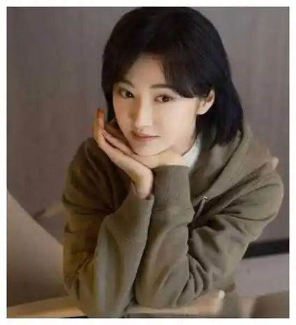 景甜36岁素颜照曝光令人认不出短发干练迷人单身生活充实