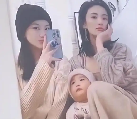 李亚鹏与俩女儿合照,李嫣表现乖巧文静,金喜喊她嫣妹处成好姐妹