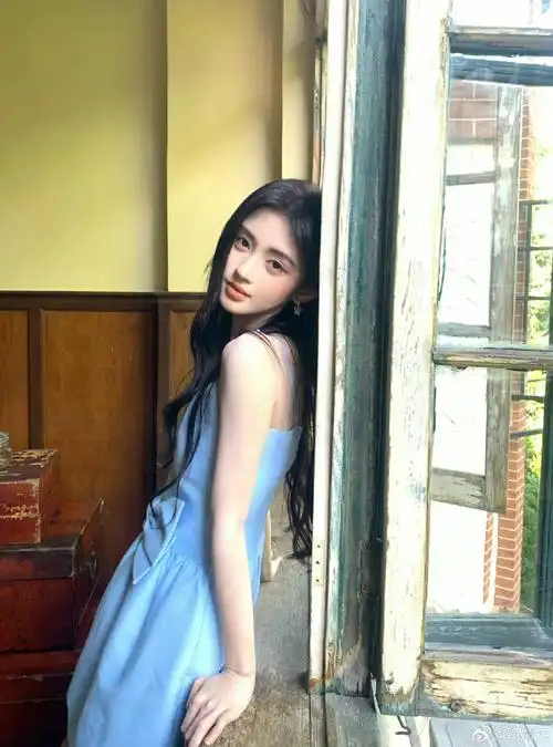 鞠婧祎蝴蝶耳钉