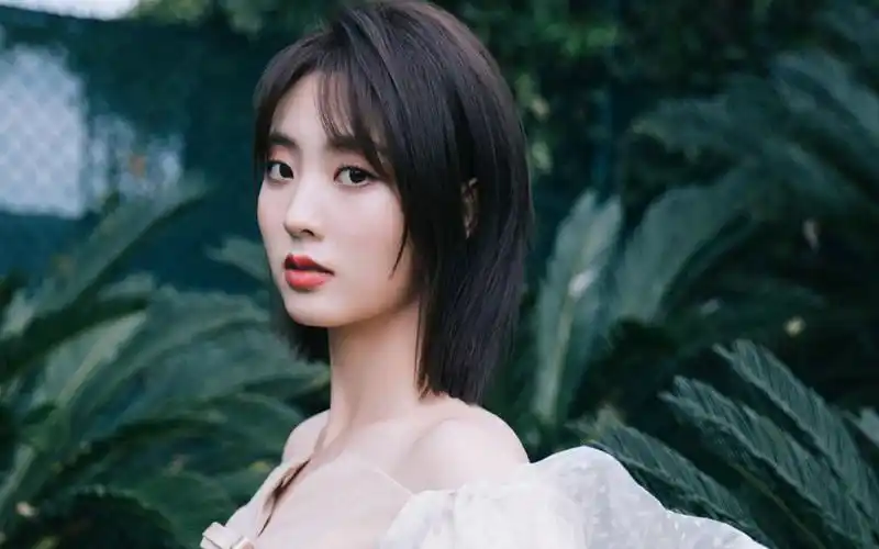 邢菲性感灵动写真桌面壁纸