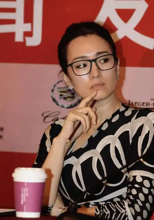 原创57岁巩俐素颜霸气亮相肤嫩似少女黑框眼镜尽显知性美